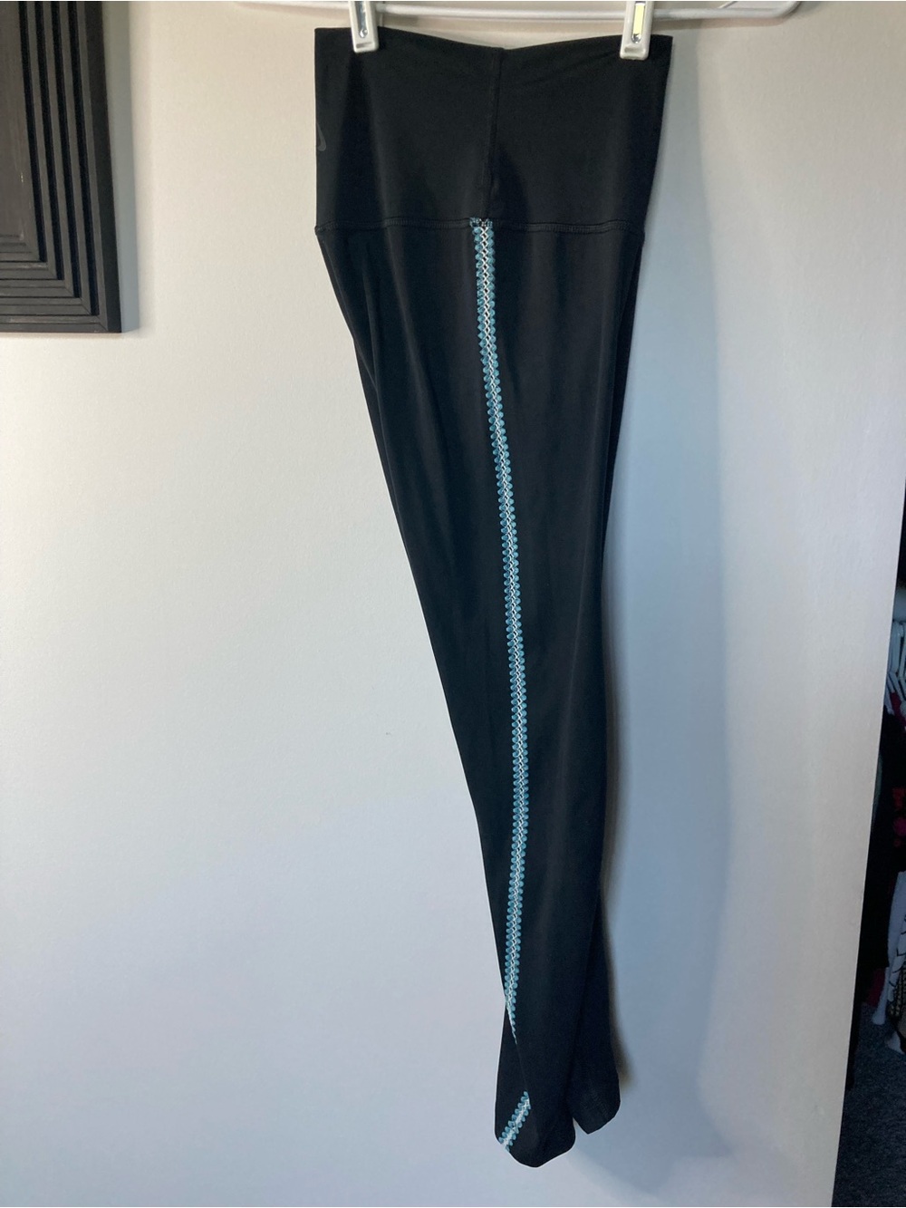 Nike dry fit black Leggings with Light Blue crocheted Side Stripe size xs - Picture 4 of 6